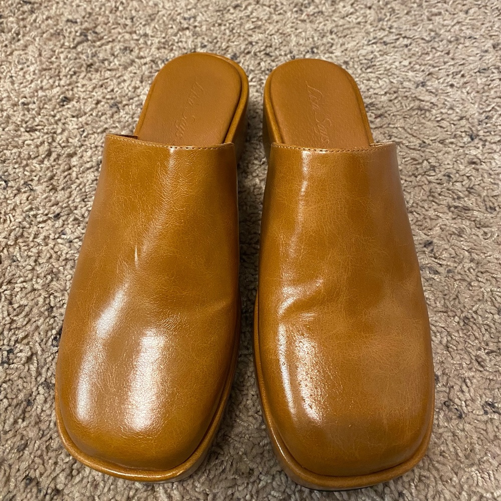 Lisa Says Gah closed toe Mules size 8 tan/brown EUC